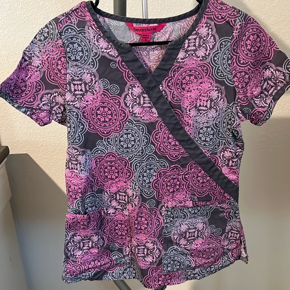 Beautiful! Pink and gray print scrub top - Picture 1 of 3